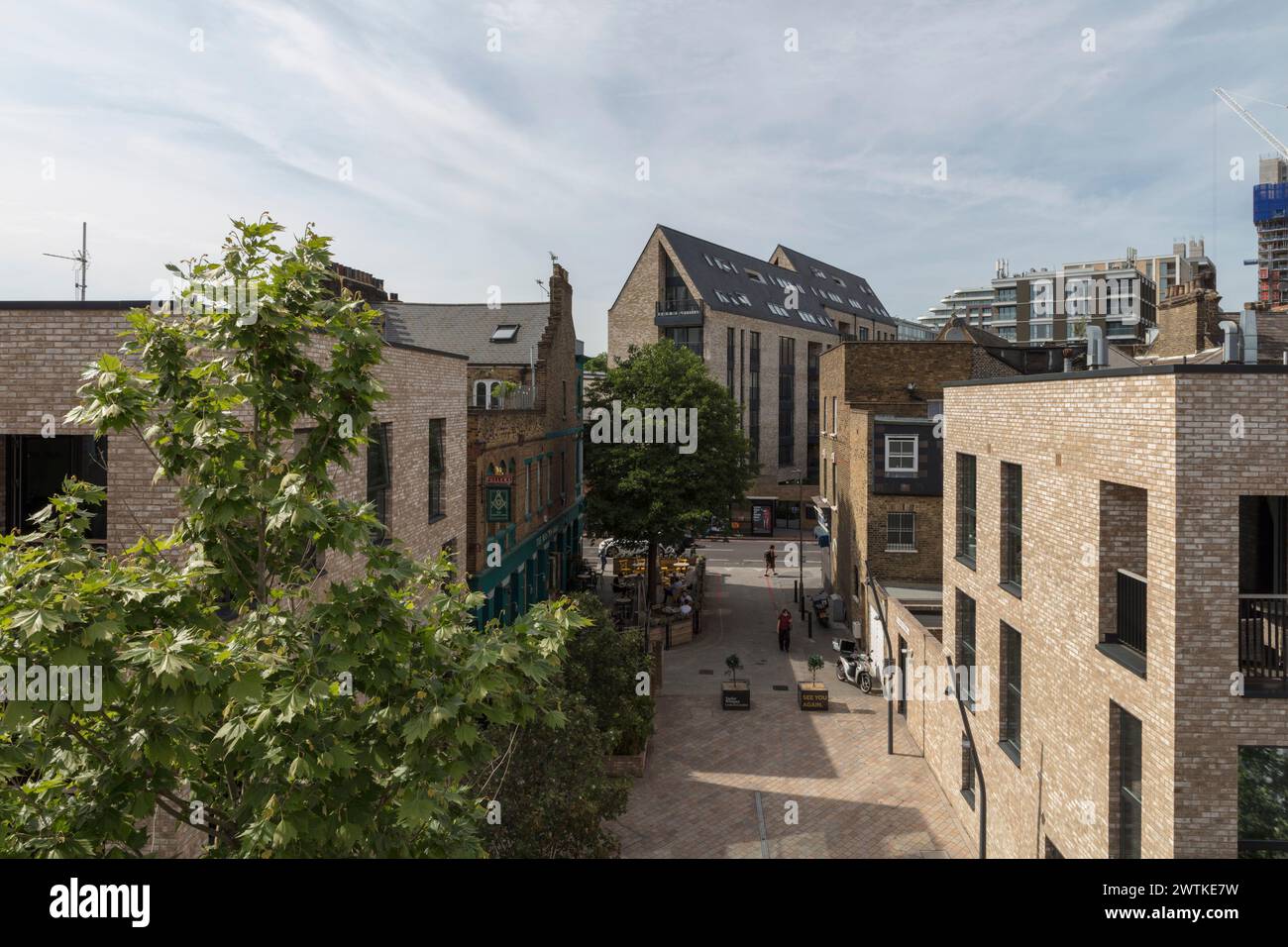 Si affaccia su St. Josephs Street dalla terrazza della scuola di St. Marys. Battersea Exchange and St Mary's RC Primary School, Londra, Regno Unito. Architetto: Feilde Foto Stock