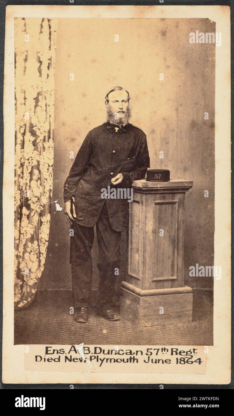Ensign A. B. Duncan, 57th Regt. Morto New Plymouth giugno 1864 cartes-de-visite, stampe di albumi, stampe in bianco e nero, ritratti in studio Foto Stock