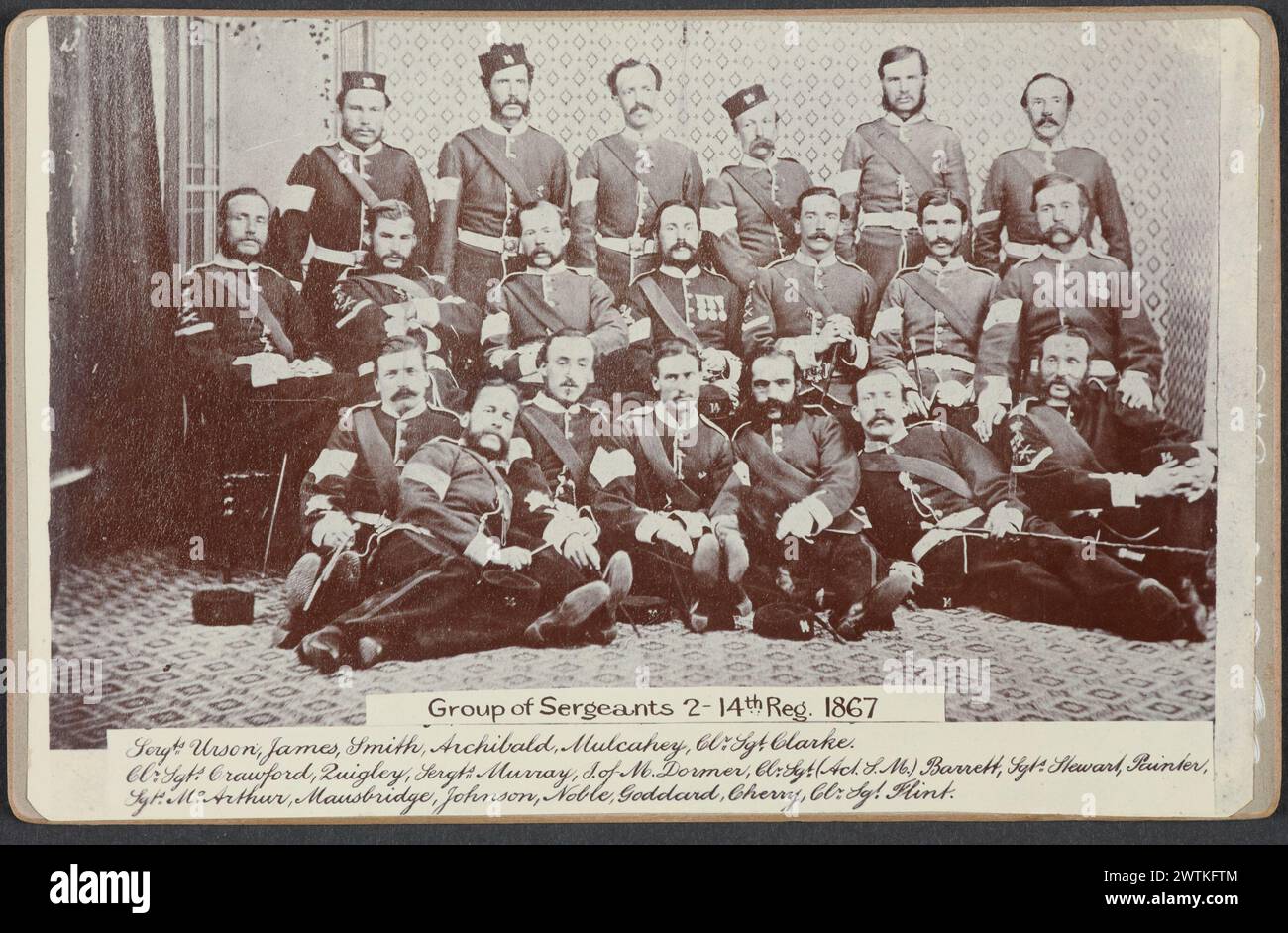 Gruppo di sergenti 2-14th Regiments, 1867 copie, stampe in argento gelatina, stampe in bianco e nero Foto Stock