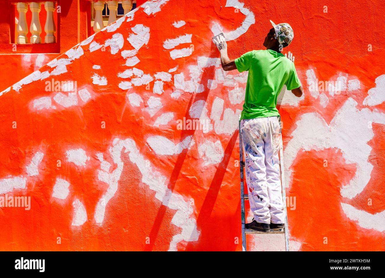 Città del Capo, Sud Africa, 9 febbraio 2018: Un lavoratore sta riparando il muro di una casa di riferimento nel quartiere Bo-Kaap di città del Capo, Sud Africa Foto Stock