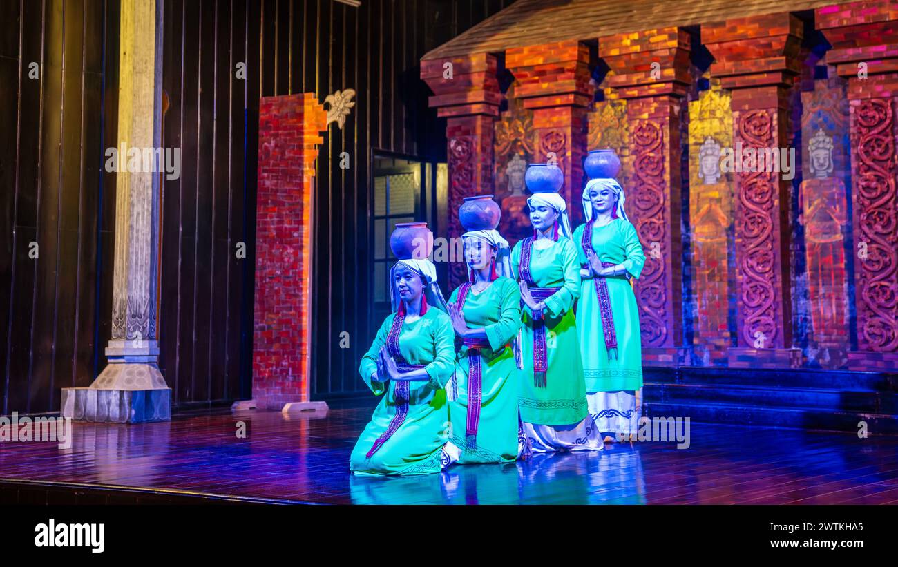 Mio figlio, Vietnam, 21 novembre 2022: Le interpreti femminili mostrano la danza tradizionale Khmer nel centro culturale del My Son Sanctuary nel Vietnam centrale Foto Stock
