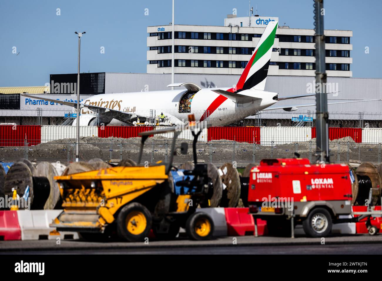 AMSTERDAM - lavori sulla pista di Schiphol Kaagbaan, chiusa per importanti lavori di manutenzione. La Kaagbaan è una delle piste più utilizzate a Schiphol. Poiché rimane chiusa, altri aerei devono volare da e per Schiphol attraverso le piste rimanenti. Il rumore sta aumentando nelle aree sotto le rotte di avvicinamento per tali piste. ANP JEFFREY GROENEWEG netherlands Out - belgio Out Foto Stock