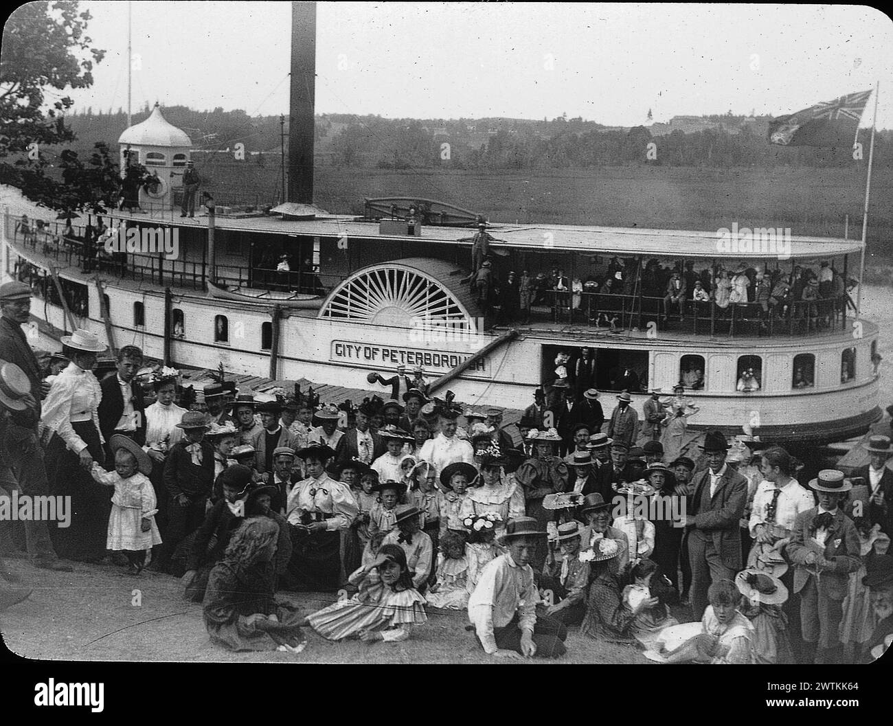 Transparency - S. S. "città di Peterborough", un'escursione a vapore sul fiume Otonabee, ON, circa 1900 Foto Stock