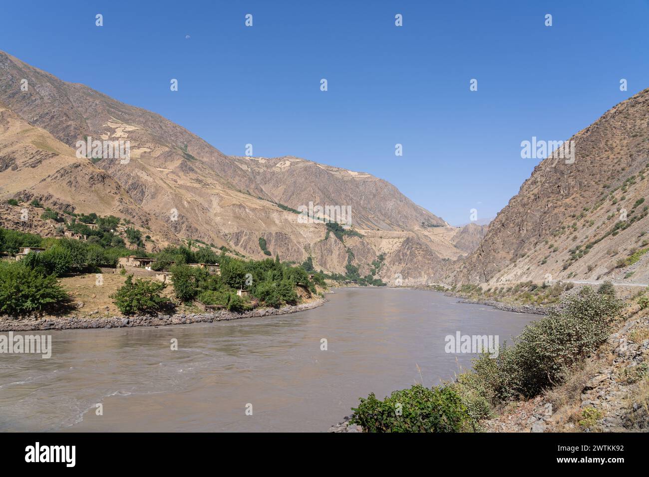 Paesaggio montano panoramico della valle del fiume Panj tra Tagikistan e Afghanistan lungo l'autostrada Pamir, Darvaz, Gorno-Badakhshan, Tagikistan Foto Stock