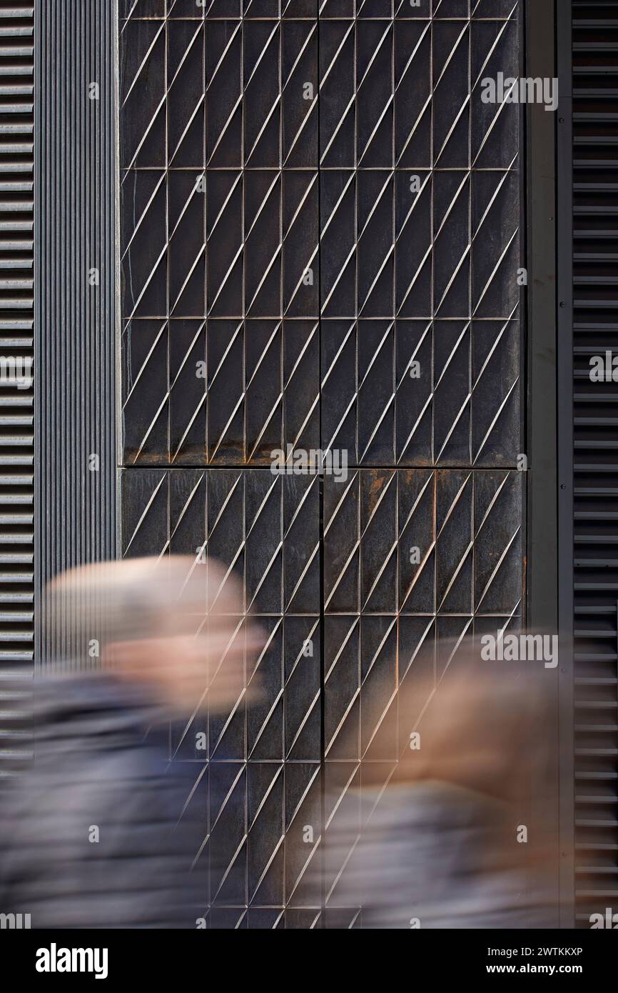 Passaggi: Figure mobili davanti alla facciata in ghisa. 66 Shoe Lane, Londra, Regno Unito. Architetto: Stiff + Trevillion Architects, 2020. Foto Stock