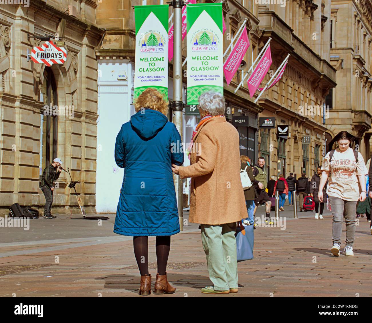 Glasgow, Scozia, Regno Unito. 18 marzo 2024: Regno Unito Meteo: Campionati mondiali di danza irlandese 2024 striscioni poster Buchanan Street il miglio stile e la capitale dello shopping della scozia. Il sole primaverile in città ha visto la gente del posto e i turisti nel centro della città. Credit Gerard Ferry/Alamy Live News Foto Stock