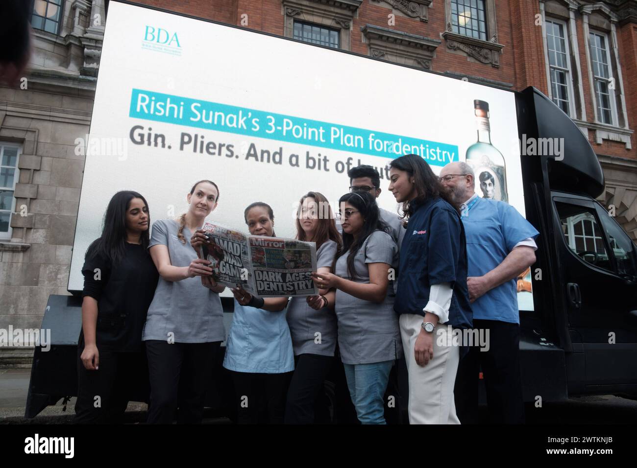 NHS Dentistry Crisis: Dentisti Rally for Reform a Londra Un gruppo di dentisti si riunisce a Whitehall per esprimere le loro preoccupazioni sullo stato delle cure dentistiche NHS. La protesta, organizzata da professionisti dentali, mira a far luce sulle gravi sfide che il settore deve affrontare. I partecipanti devono condividere storie strazianti di pazienti costretti a eseguire autoestrazioni a causa della mancanza di servizi odontoiatrici accessibili. La dimostrazione cerca di sollecitare l'azione del governo per riforme sostanziali volte a migliorare l'assistenza dentale del sistema sanitario nazionale. Londra Inghilterra Regno Unito Copyright: XJoaoxDanielxPereirax Foto Stock