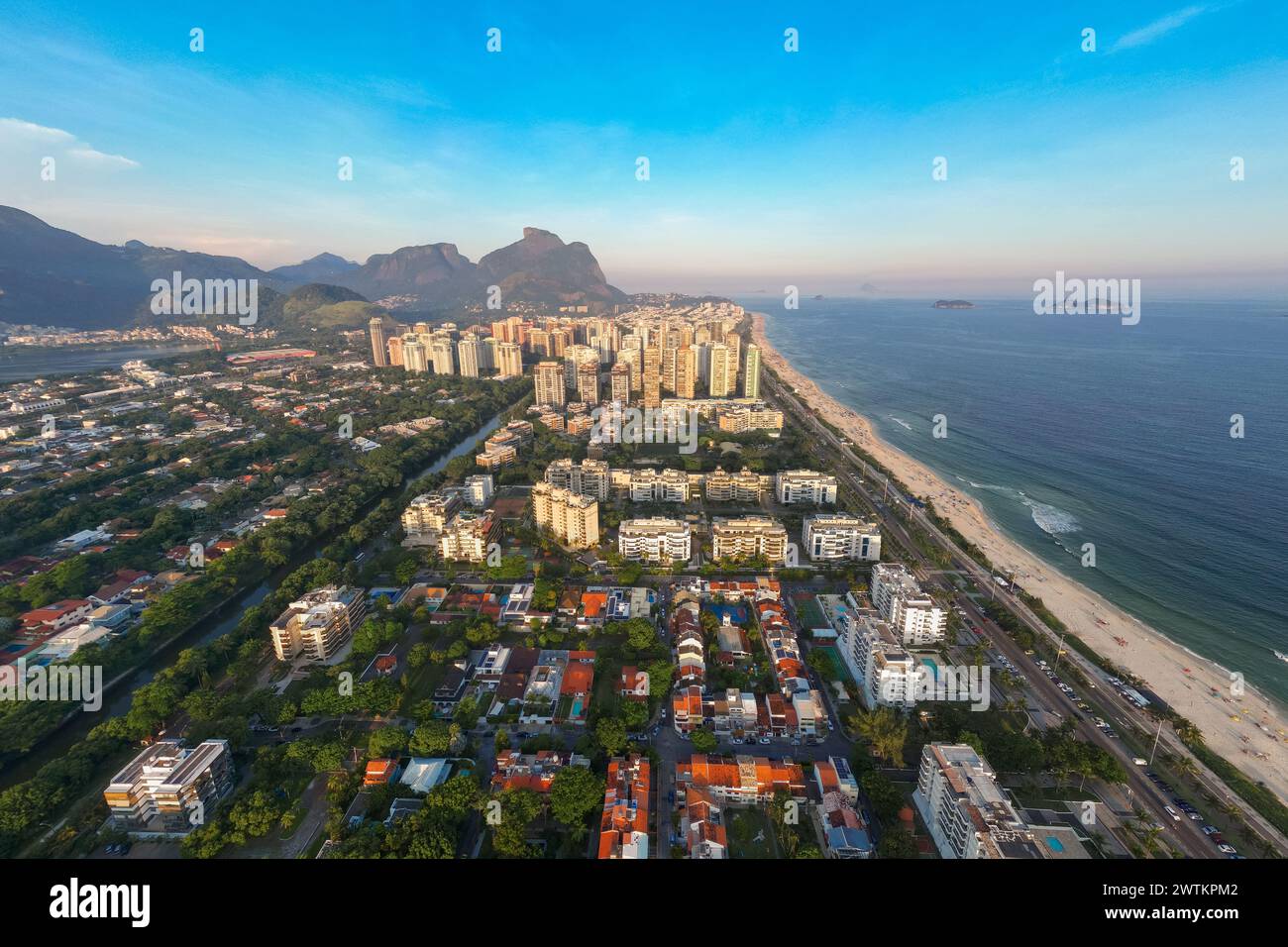 Vista aerea della spiaggia di barra da Tijuca con condomini e montagne nell'orizzonte di Rio de Janeiro, Brasile Foto Stock