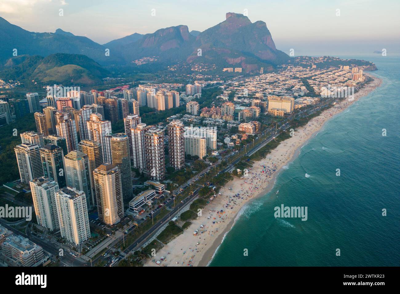 Vista aerea della spiaggia di barra da Tijuca con condomini e montagne nell'orizzonte di Rio de Janeiro, Brasile Foto Stock