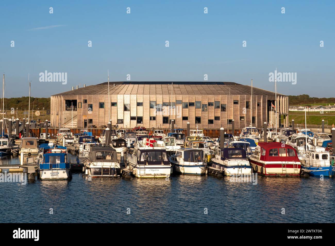 Barche nel porto turistico di Esbjerg Strand nella città di Esbjerg sulla costa del Mare del Nord dello Jutland, Danimarca Foto Stock