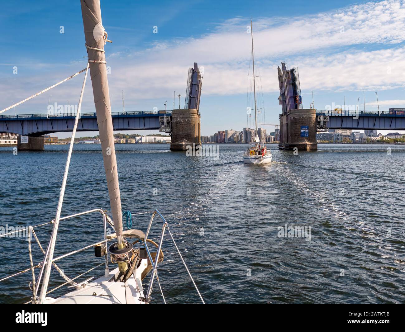 Barche a vela che passano per Limfjordbroen, ponte sul Limfjord, durante l’apertura del ponte, Aalborg, Nordjylland, Danimarca Foto Stock