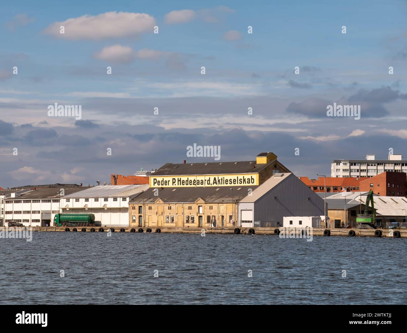 Magazzino di mattoni sul lungomare di Nørresundby lungo Limfjord, Aalborg, Nordjylland, Danimarca Foto Stock