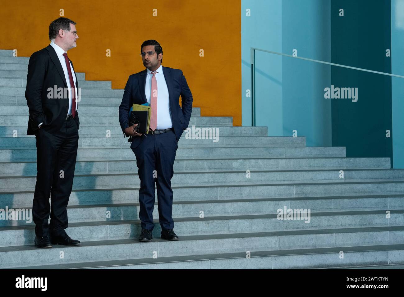 Bundesminister Wolfgang Schmidt mit seinem Büroleiter Chef des Bundeskanzleramtes Bundesminister Wolfgang Schmidt Beauftragter für die Nachrichtendienste des Bundes im Bundeskanzleramt mit seinem Büroleiter Berlin Berlin GER *** il ministro federale Wolfgang Schmidt con il suo capo ufficio del federale Cancelleria Ministro federale Wolfgang Schmidt Commissario dei servizi segreti federali presso la Cancelleria federale con il suo capo ufficio Berlino Berlino GER Foto Stock