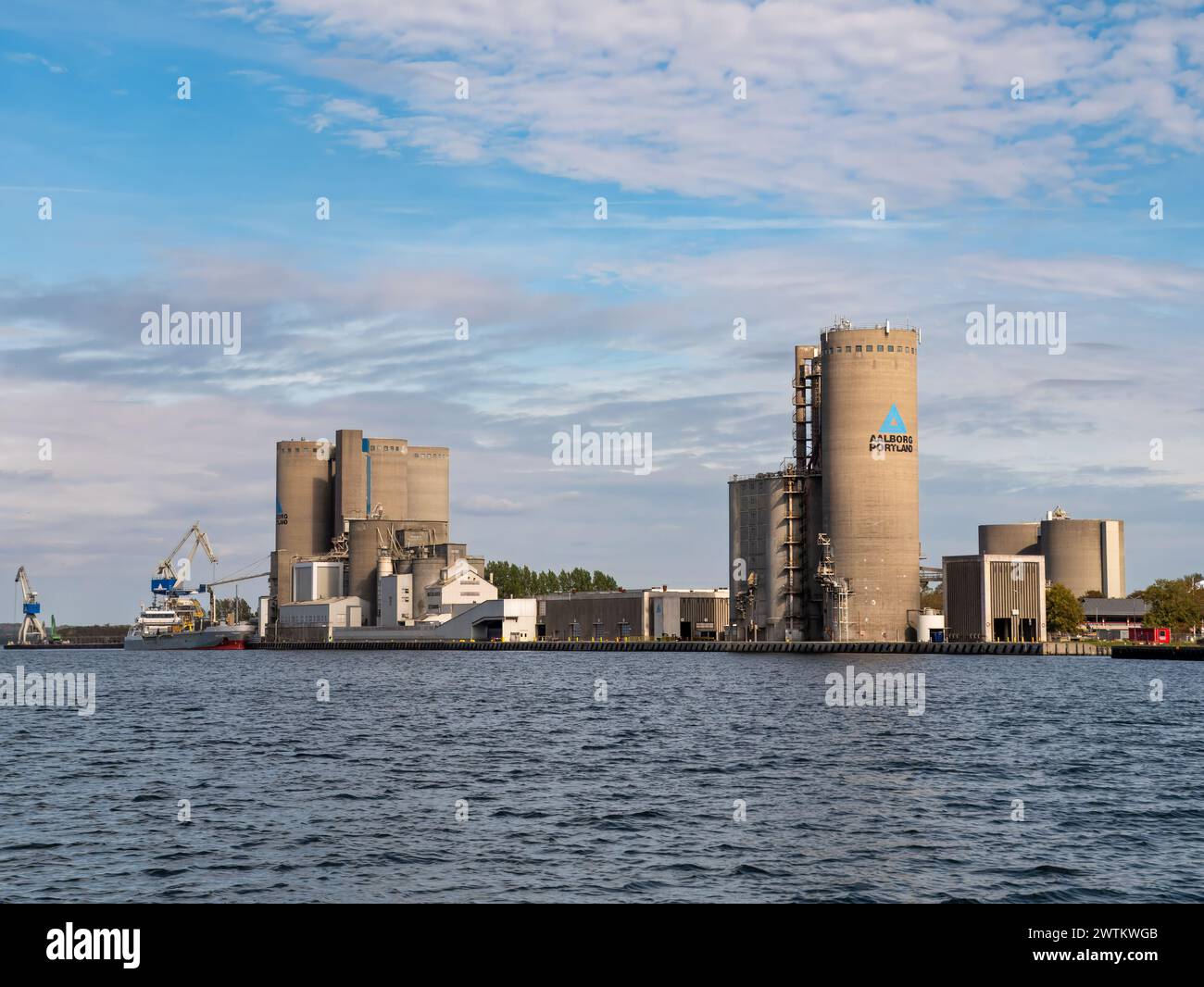 Fabbrica di cemento Portland lungo Limfjord ad Aalborg, Nordjylland, Danimarca Foto Stock