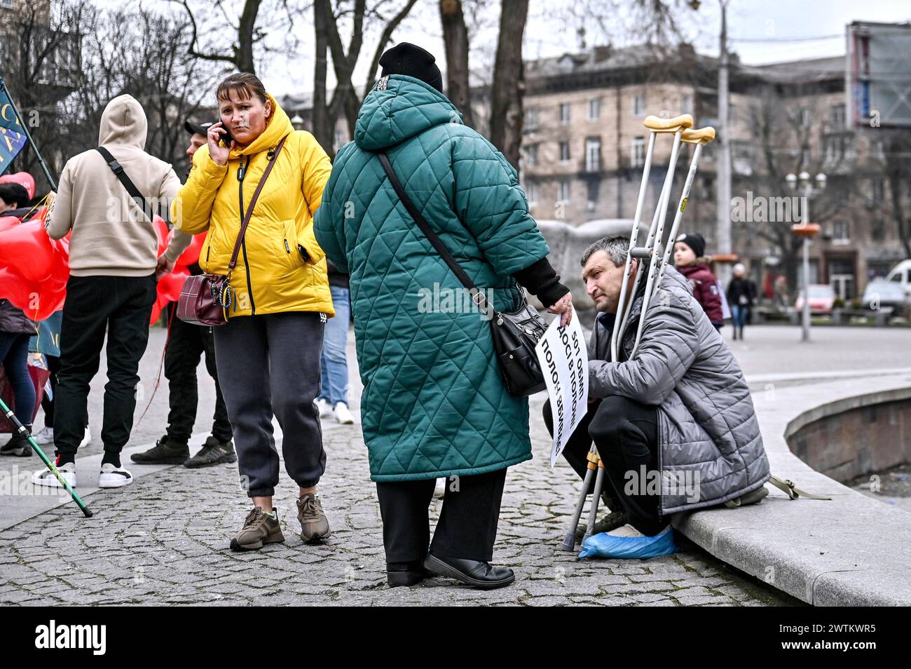 ZAPORIZHZHIA, UCRAINA - 16 MARZO 2024 - partecipanti all'azione-spettacolo "due cuori in cattività” a sostegno dei soldati ucraini scomparsi o fatti prigionieri dalla Russia, Zaporizhzhia, Ucraina sudorientale. Foto Stock