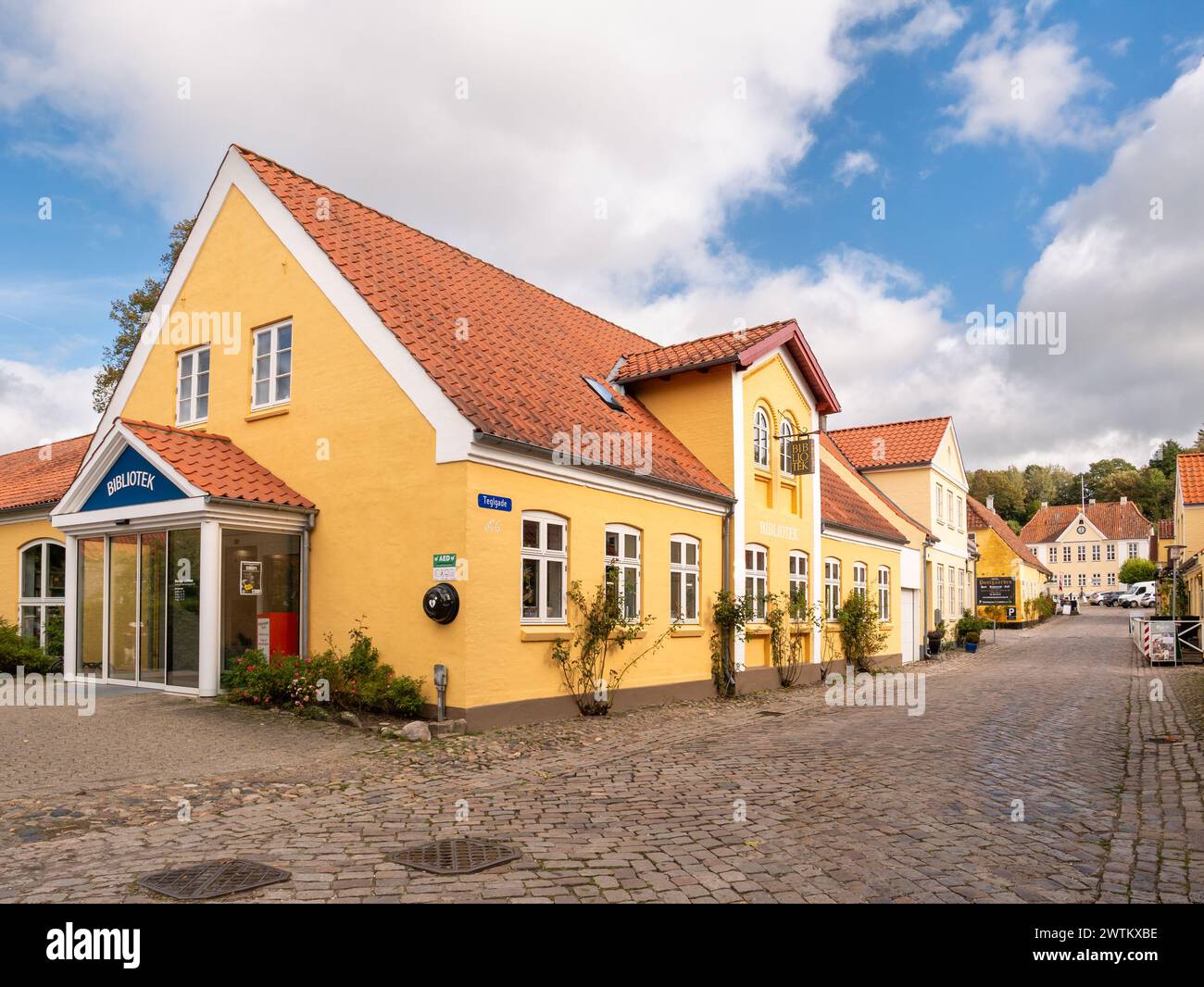 Scena di strada di Teglgade con biblioteca nella città vecchia di Mariager, Nordjylland, Danimarca Foto Stock