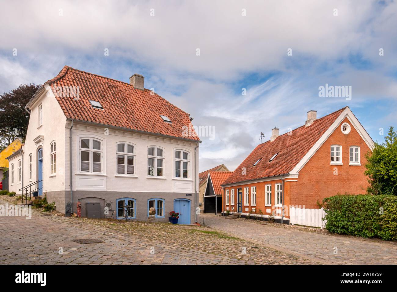 Scena di strade acciottolate con case storiche nella città vecchia di Mariager, Nordjylland, Danimarca Foto Stock