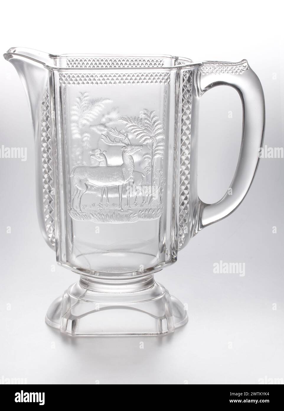 Caraffa d'acqua - cervi e alberi Foto Stock
