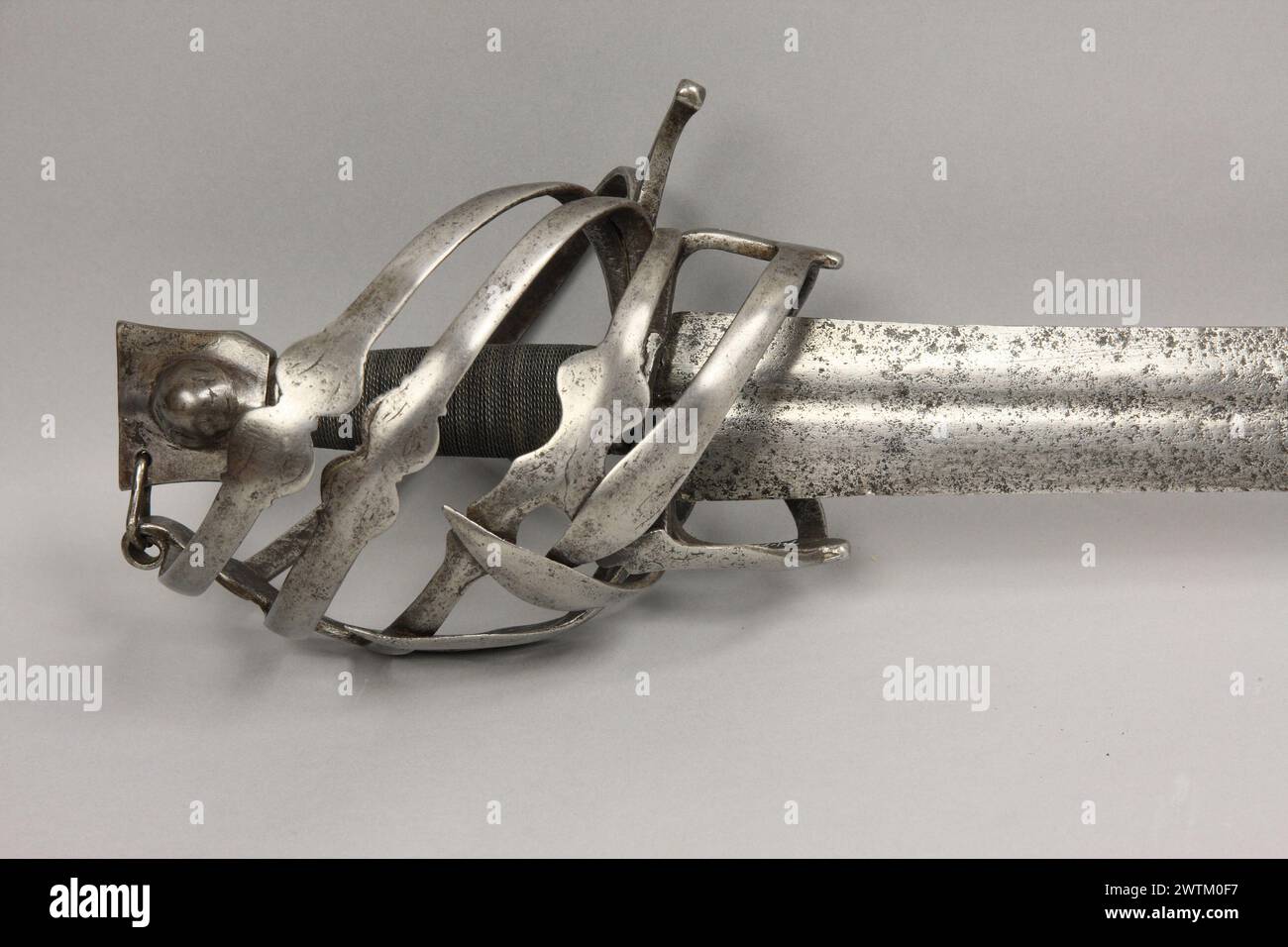 Spada con attacco a cesto - Foto Stock