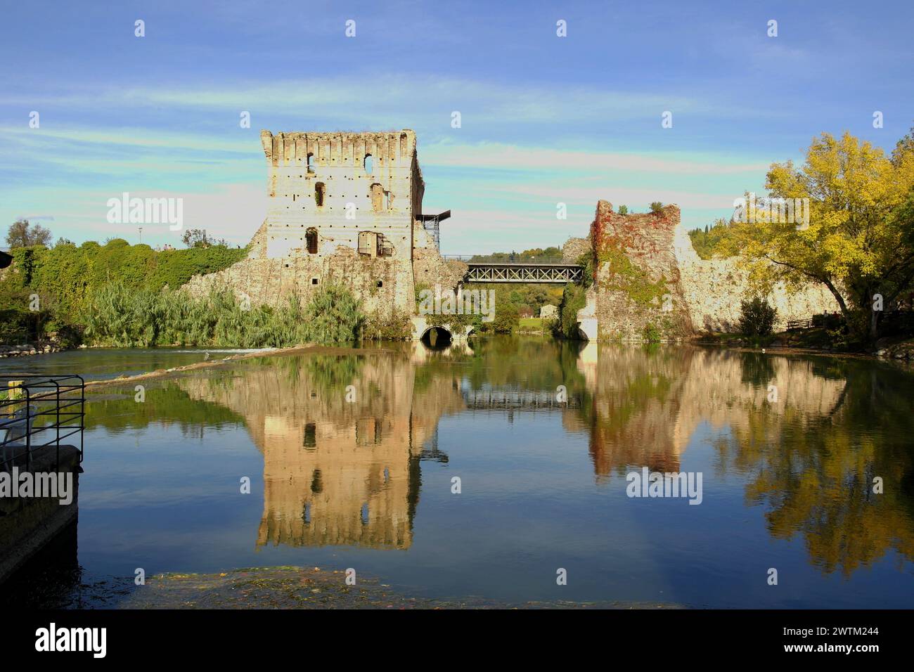 Vista da Borghetto sul fiume Mincio sulle antiche mura medievali del Veneto, Italia Foto Stock