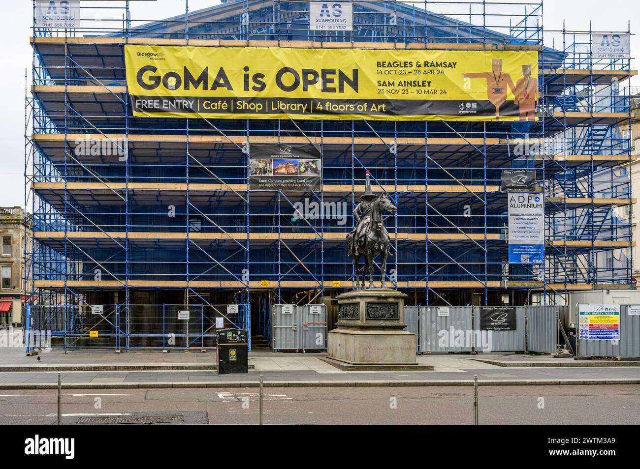 Impalcatura all'esterno della Gallery of Modern Art, GOMA, durante le riparazioni, Royal Exchange Square e Queen Street, Glasgow, Scozia, Regno Unito, Europa Foto Stock