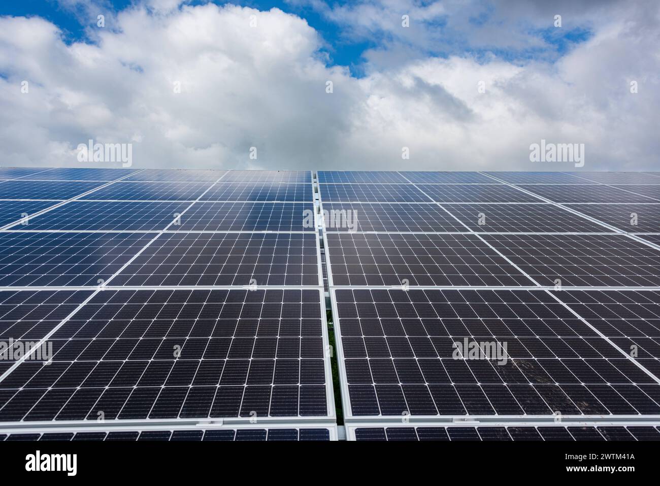 Photovoltaikanlage zur Stromerzeugung auf einer Ackerfläche in Deutschland *** impianto fotovoltaico per la produzione di energia elettrica in un campo in Germania Foto Stock