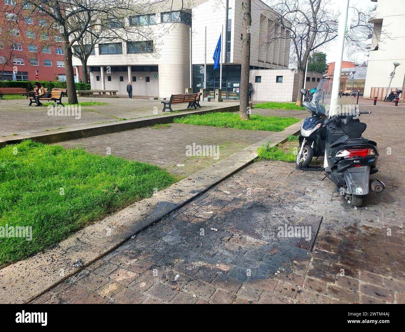 © PHOTOPQR/LE PARISIEN/Anthony Lieures ; la Courneuve ; 18/03/2024 ; la Courneuve (Senna-Saint-Denis), ce lundi matin. Le commissariat a été la cible de tirs de mortiers d'artifice dimanche soir. Neuf personnes ont été interpellées. Cette attaque, dimanche soir, est survenue quatre jours après la mort à Aubervilliers d'un jeune homme de la Courneuve lors d'une Course-poursuite avec la Police. La Courneuve, Francia, 18 marzo 2024 attacco alla stazione di polizia di la Courneuve: Nove persone arrestate su una cinquantina di aggressori, annuncia Laurent Nuñez questo attacco, domenica sera, è avvenuto quattro Foto Stock