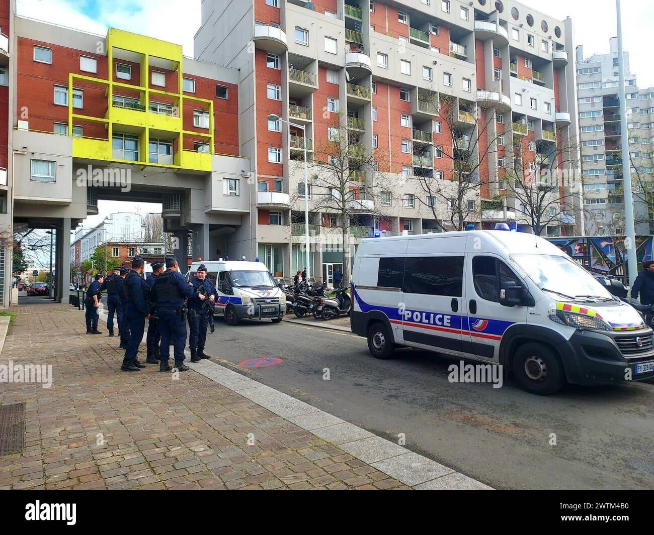 © PHOTOPQR/LE PARISIEN/Anthony Lieures ; la Courneuve ; 18/03/2024 ; la Courneuve (Senna-Saint-Denis), ce lundi matin. Le commissariat a été la cible de tirs de mortiers d'artifice dimanche soir. Neuf personnes ont été interpellées. Cette attaque, dimanche soir, est survenue quatre jours après la mort à Aubervilliers d'un jeune homme de la Courneuve lors d'une Course-poursuite avec la Police. La Courneuve, Francia, 18 marzo 2024 attacco alla stazione di polizia di la Courneuve: Nove persone arrestate su una cinquantina di aggressori, annuncia Laurent Nuñez questo attacco, domenica sera, è avvenuto quattro Foto Stock