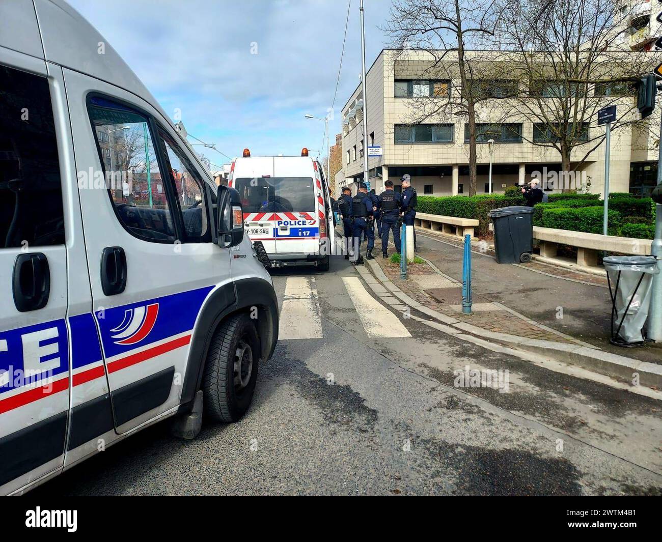 © PHOTOPQR/LE PARISIEN/Anthony Lieures ; la Courneuve ; 18/03/2024 ; la Courneuve (Senna-Saint-Denis), ce lundi matin. Le commissariat a été la cible de tirs de mortiers d'artifice dimanche soir. Neuf personnes ont été interpellées. Cette attaque, dimanche soir, est survenue quatre jours après la mort à Aubervilliers d'un jeune homme de la Courneuve lors d'une Course-poursuite avec la Police. La Courneuve, Francia, 18 marzo 2024 attacco alla stazione di polizia di la Courneuve: Nove persone arrestate su una cinquantina di aggressori, annuncia Laurent Nuñez questo attacco, domenica sera, è avvenuto quattro Foto Stock