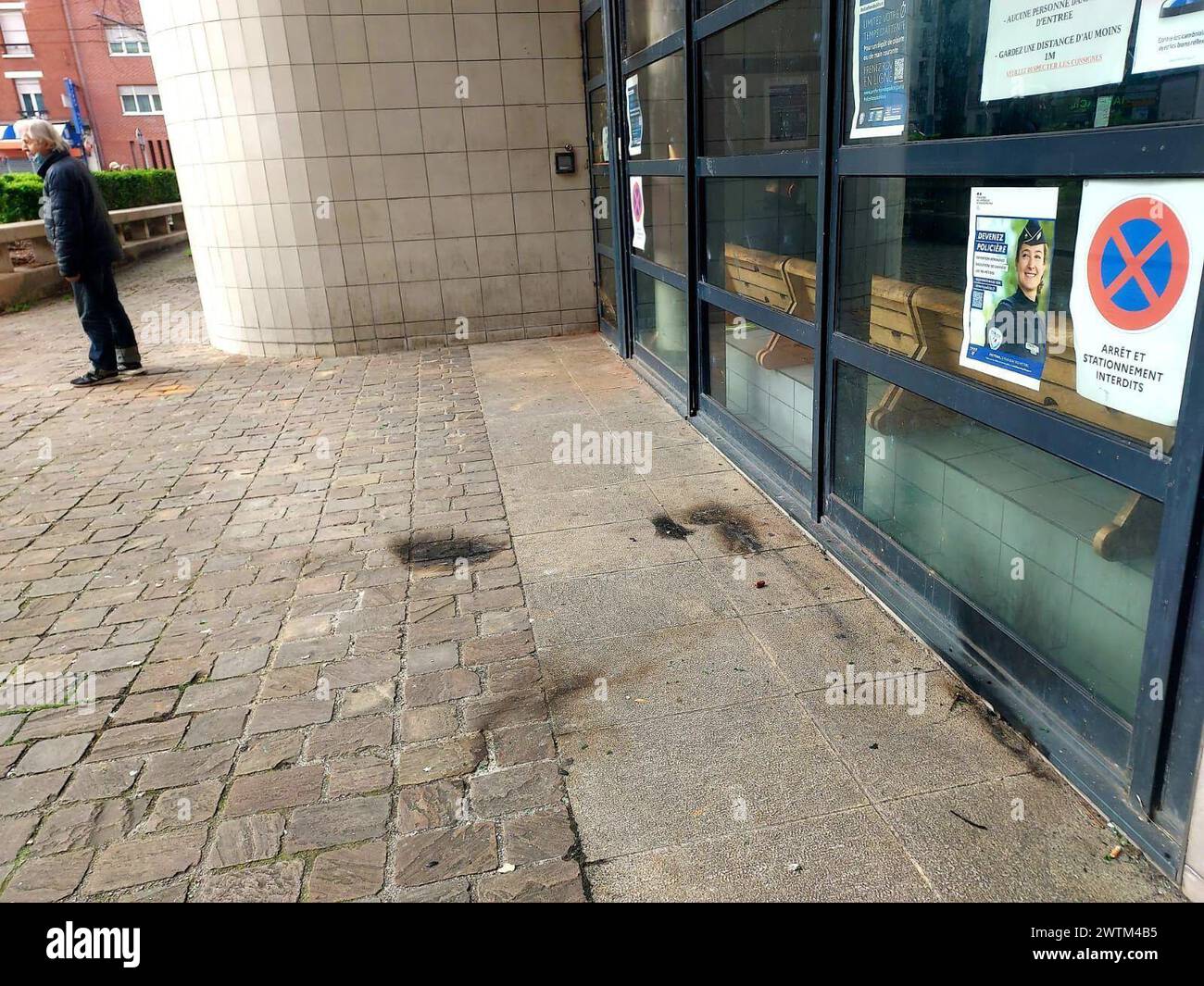 © PHOTOPQR/LE PARISIEN/Anthony Lieures ; la Courneuve ; 18/03/2024 ; la Courneuve (Senna-Saint-Denis), ce lundi matin. Le commissariat a été la cible de tirs de mortiers d'artifice dimanche soir. Neuf personnes ont été interpellées. Cette attaque, dimanche soir, est survenue quatre jours après la mort à Aubervilliers d'un jeune homme de la Courneuve lors d'une Course-poursuite avec la Police. La Courneuve, Francia, 18 marzo 2024 attacco alla stazione di polizia di la Courneuve: Nove persone arrestate su una cinquantina di aggressori, annuncia Laurent Nuñez questo attacco, domenica sera, è avvenuto quattro Foto Stock