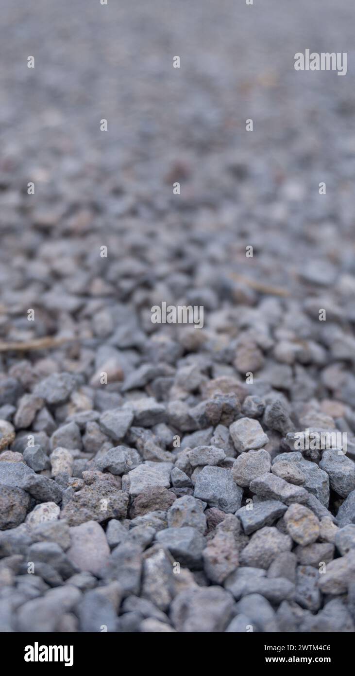 Pietre grigie sparse su terreni accidentati Foto Stock
