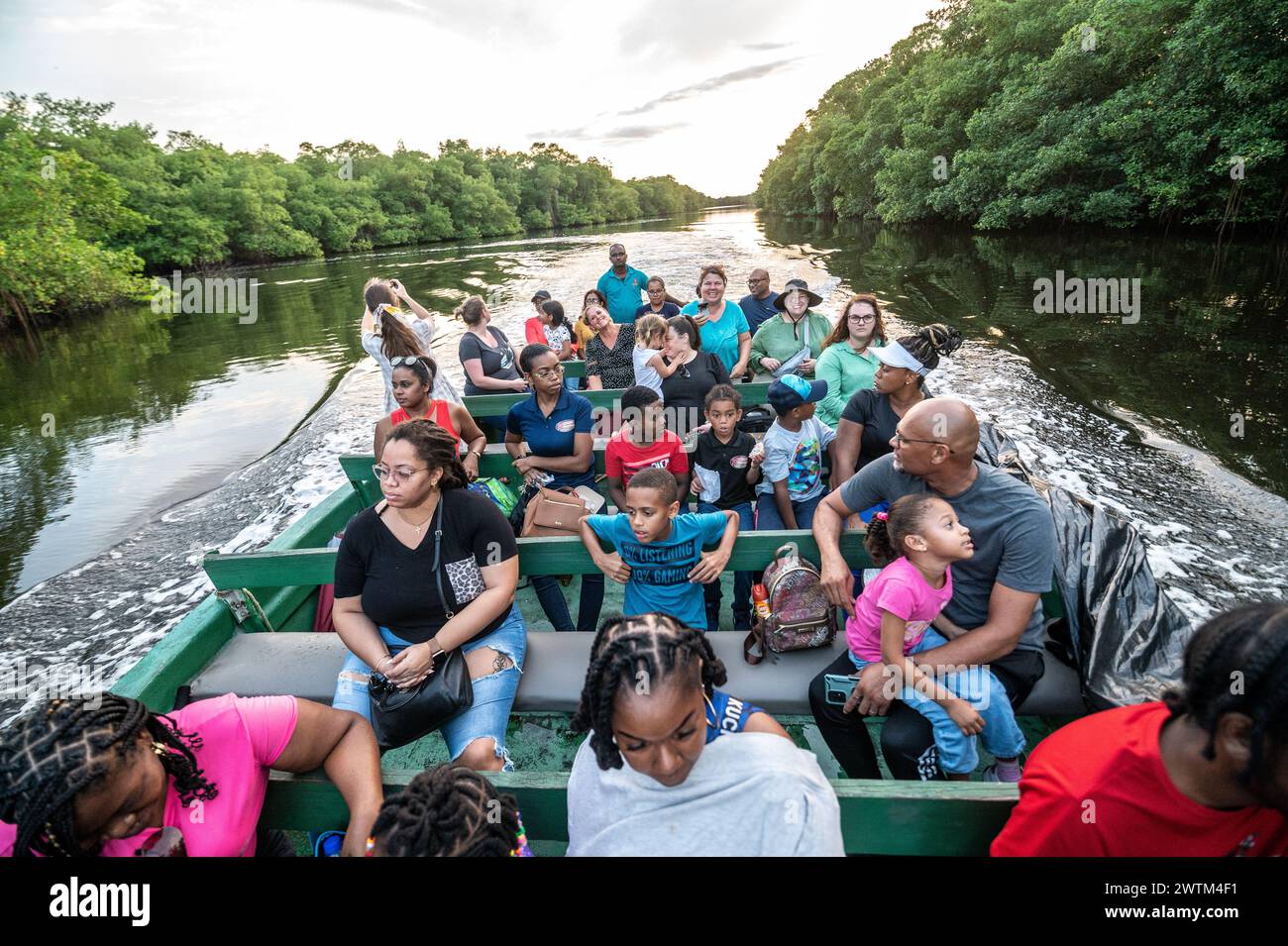 Turisti nella palude che sono venuti a vedere gli uccelli nella palude di Caroni. Trinidad Foto Stock