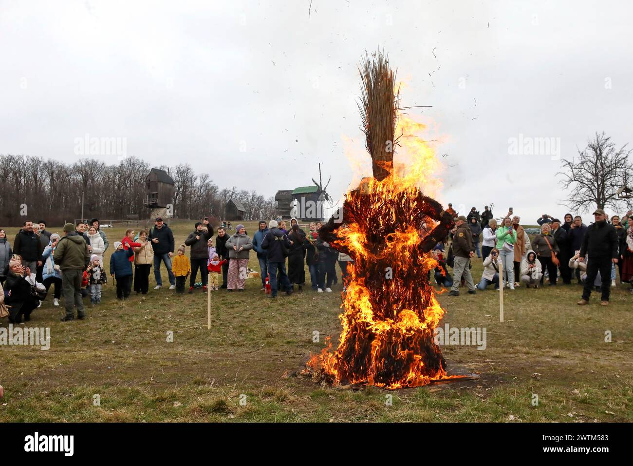 Non esclusiva: KIEV, UCRAINA - 16 MARZO 2024 - il rituale di bruciare l'effigie del "nonno goffo" si svolge come parte della festa "Kolodii. Foto Stock