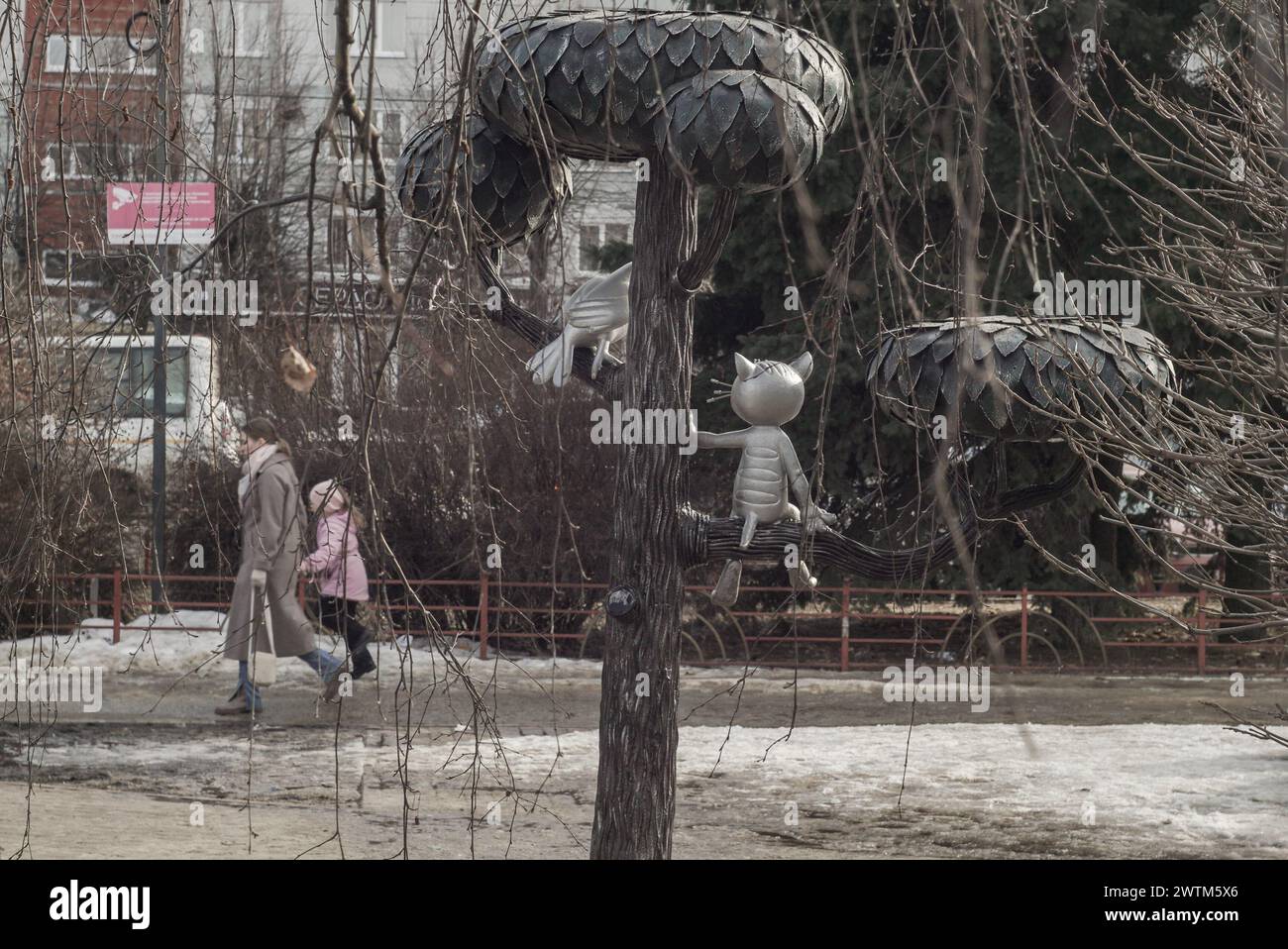 Voronezh, Russia. 15 marzo 2024. Monumento all'eroe del cartone animato sovietico "Kitten from Lizyukov Street" a metà marzo a Voronezh. A metà marzo si sono tenute le elezioni in Russia. Questo non ha in alcun modo influenzato la vita della città di Voronezh. La gente continua ad andare nei centri commerciali, andare al lavoro e lamentarsi di strade cattive e servizi pubblici scadenti. (Credit Image: © Mihail Siergiejevicz/SOPA Images via ZUMA Press Wire) SOLO PER USO EDITORIALE! Non per USO commerciale! Foto Stock