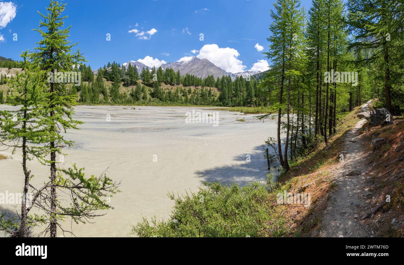 Il corso d'acqua glaciale sotto la cima del Dom nelle alpi Walliser. Foto Stock