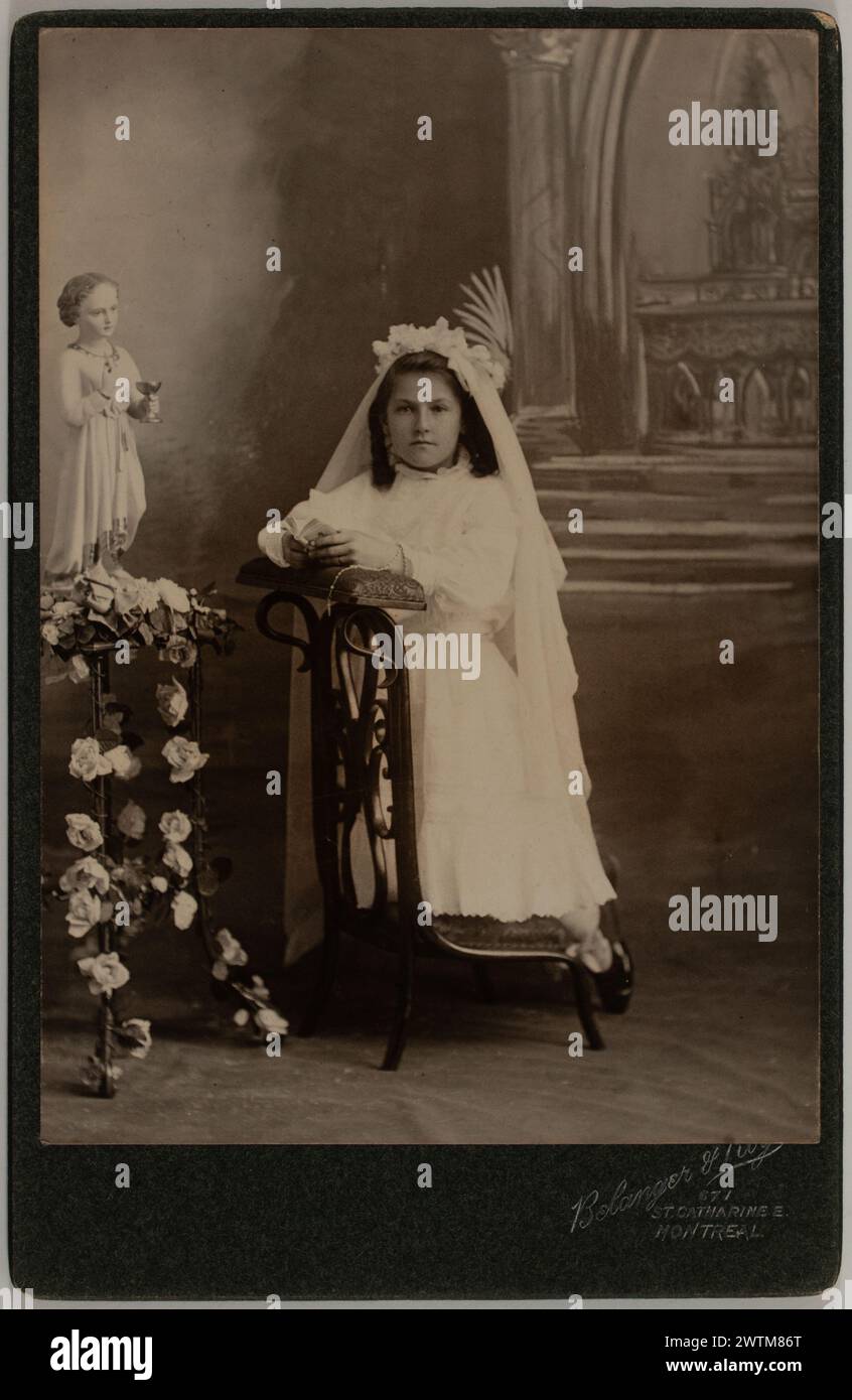 Stampa in argento gelatina - prima Comunione ritratto di una ragazza non identificata, Montreal, Quebec, circa 1908-1909 Foto Stock