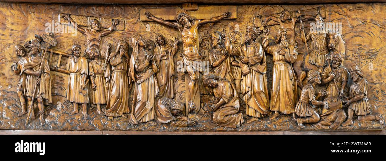 MILANO, ITALIA - 5 MARZO 2024: Il rilievo scolpito della Crocifissione nella chiesa di San Camillo di Annibale Pagnoni (1900). Foto Stock