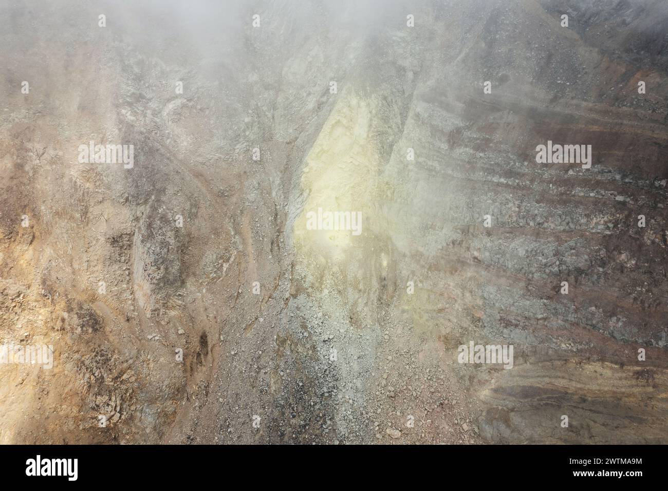 Roccia gialla zolfo con vista aerea dei droni a fumi tossici Foto Stock
