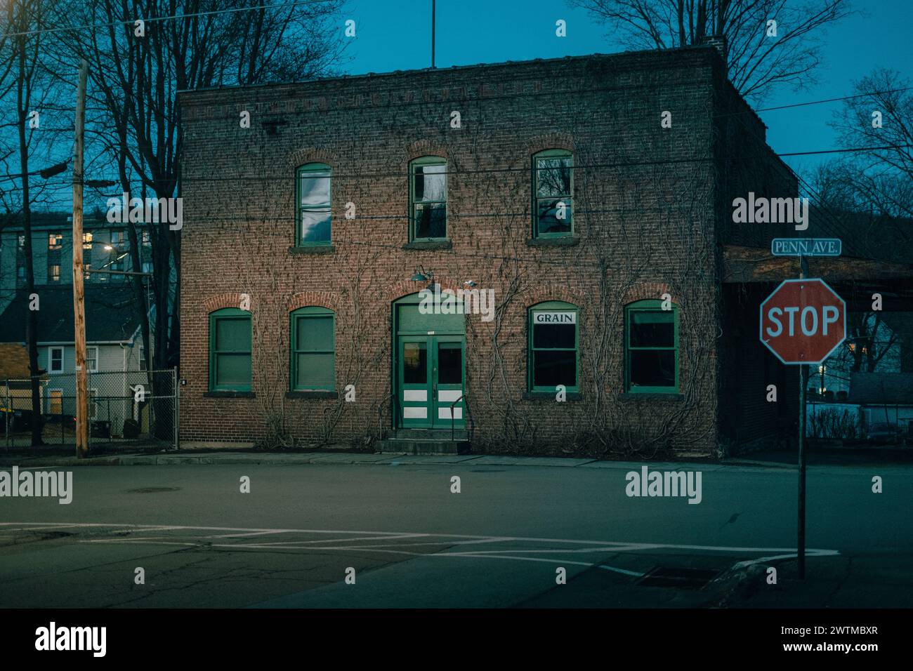 Scena di strada notturna con un vecchio edificio in mattoni ad Hawley, Pennsylvania Foto Stock