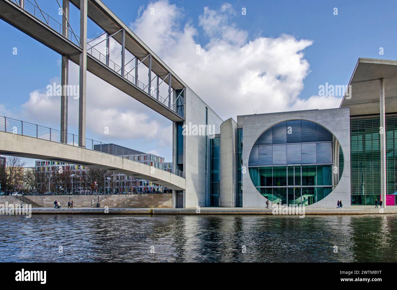 Berlino, Germania, 6 marzo 2024: Un ponte pedonale che collega due parti del distretto governativo su entrambi i lati del fiume Sprea Foto Stock