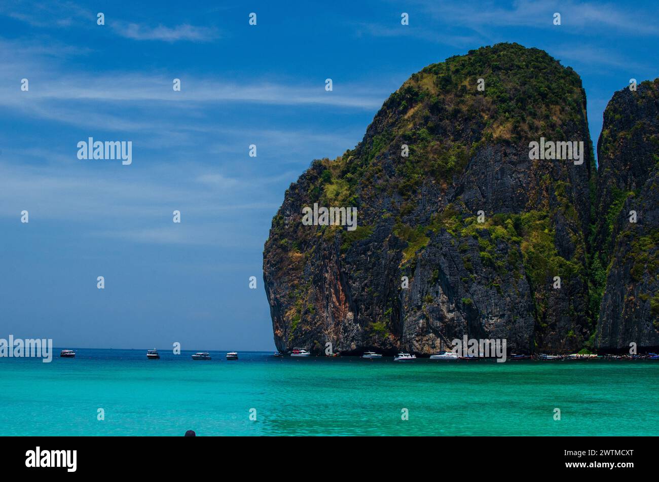 Maya Bay - splendida spiaggia sull'isola di Phi Phi - Tailandia, marzo 2024 Foto Stock