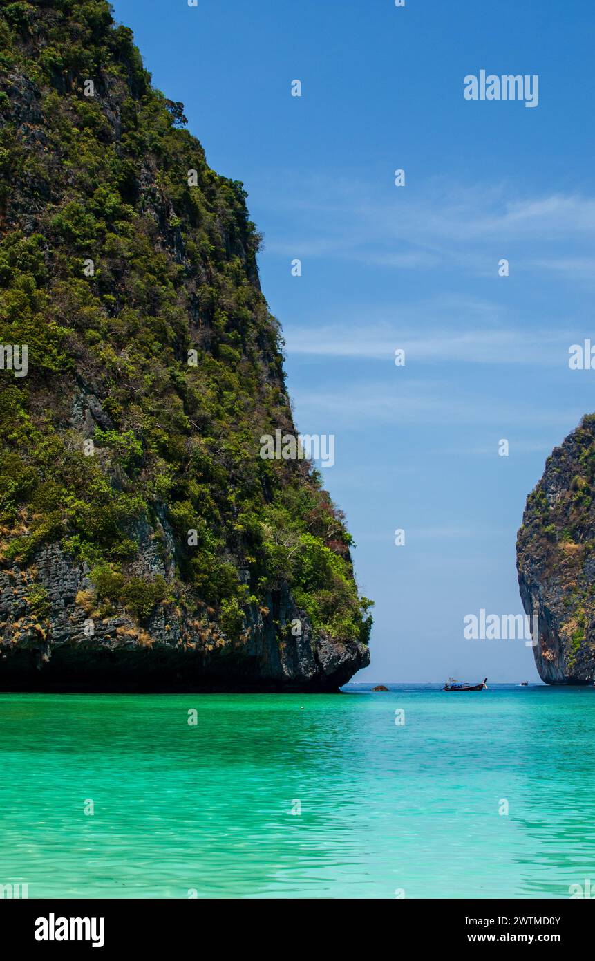 Maya Bay - splendida spiaggia sull'isola di Phi Phi - Tailandia, marzo 2024 Foto Stock