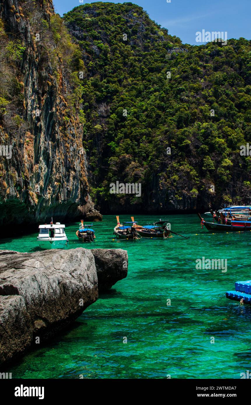 Maya Bay - splendida spiaggia sull'isola di Phi Phi - Tailandia, marzo 2024 Foto Stock
