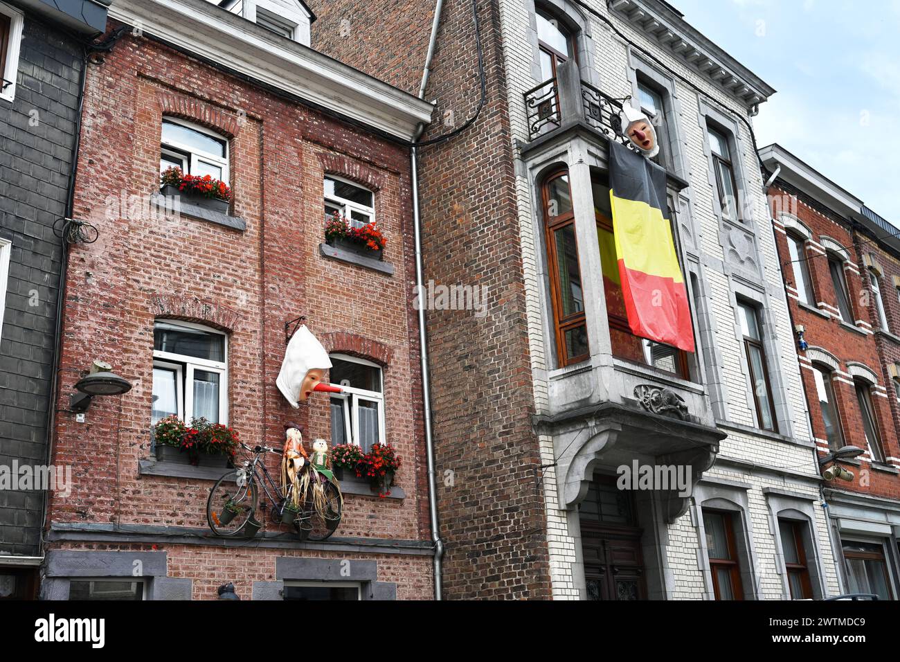 Bandiera belga sulla facciata di un edificio Foto Stock