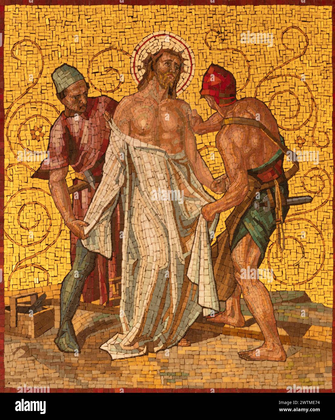 MILANO, ITALIA - 4 MARZO 2024: Il mosaico Gesù viene spogliato dei suoi vestiti come parte della stazione Cross Way nella chiesa di San Agostino Foto Stock