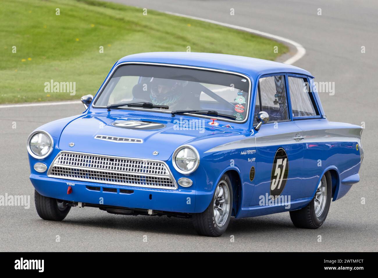 Ambrogio perfetti nella sua Ford-Lotus Cortina MkI 1965 durante la gara del Jim Clark Trophy al Goodwood 80th Members Meeting, Sussex, Regno Unito Foto Stock