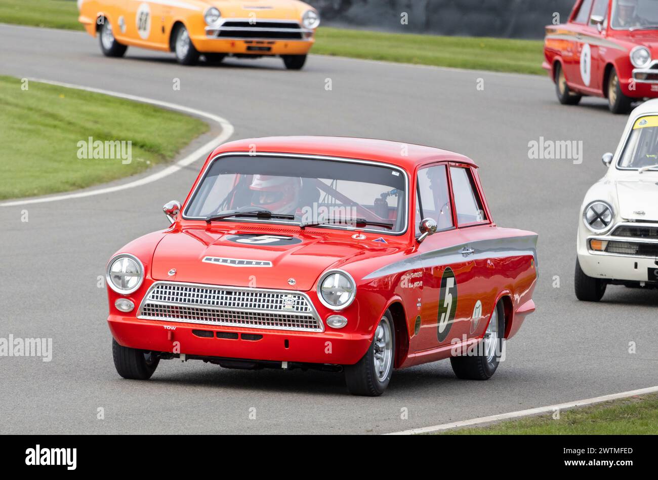 Peter Chambers nella sua Ford-Lotus Cortina MkI del 1965 durante la gara del Jim Clark Trophy al Goodwood 80th Members Meeting, Sussex, Regno Unito Foto Stock