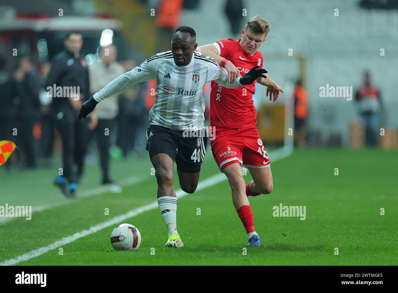 Istanbul, Turchia. 16 marzo 2024. Istanbul, Turchia, 16 marzo 2024: Jackson Muleka (40 Besiktas) e Jakub Kaluzinski (18 Antalyaspor) durante la partita di calcio turca di Super League tra Besiktas e Bitexen Antalyaspor allo stadio Tupras, Turchia. (/SPP) credito: SPP Sport Press Photo. /Alamy Live News Foto Stock