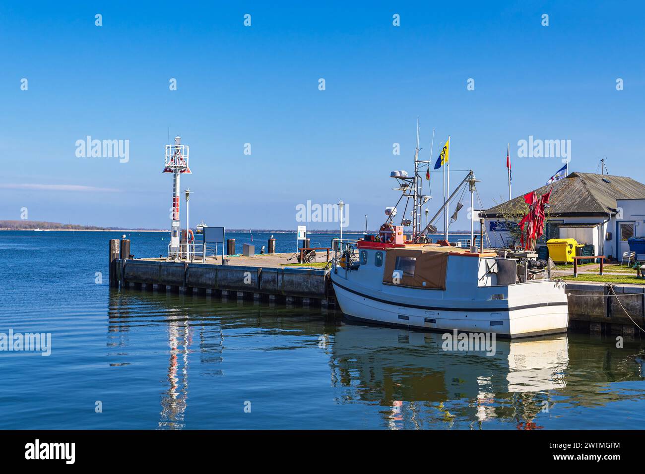 Barca da pesca nel porto di Vitte sull'isola di Hiddensee, Germania. Foto Stock