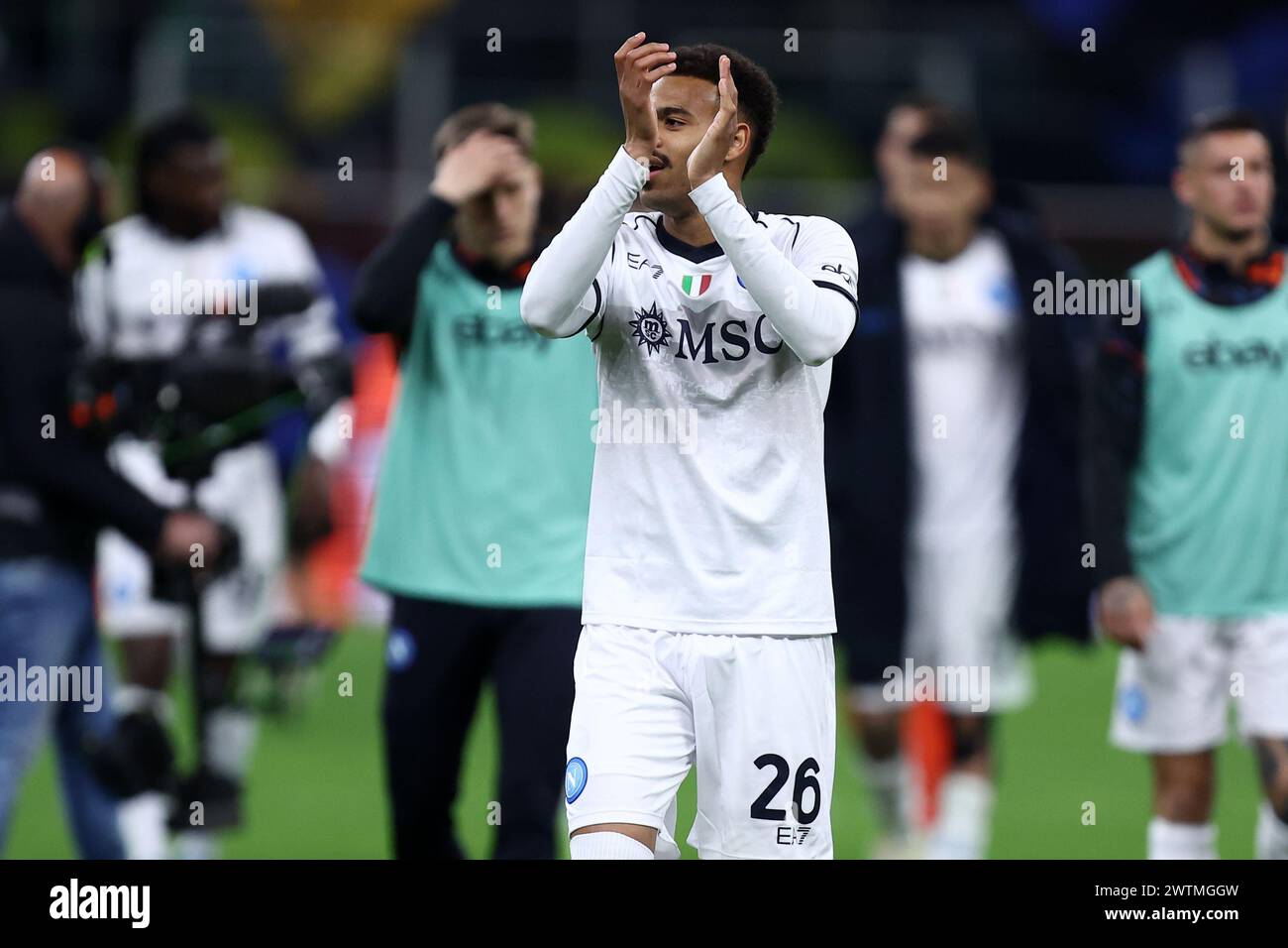 Milano, Italia. 17 marzo 2024. Cyril Ngonge della SSC Napoli saluta i tifosi al termine della partita di serie A tra FC Internazionale e SSC Napoli allo Stadio Giuseppe Meazza il 17 marzo 2024 a Milano. Crediti: Marco Canoniero/Alamy Live News Foto Stock